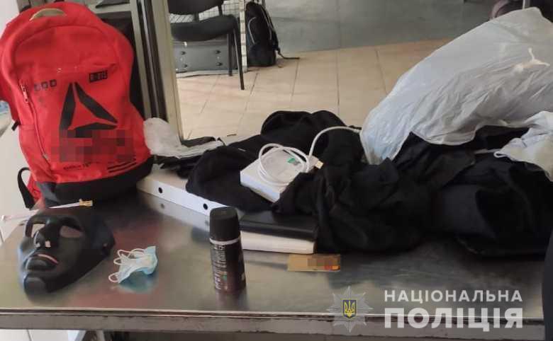Столичні оперативники затримали в Одесі підозрюваного у серії розбійних нападів на відділення пошти