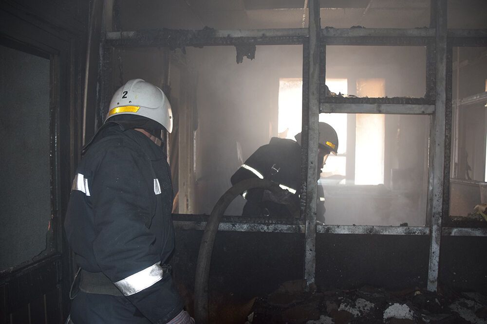 Миколаїв: вогнеборці загасили пожежу у побутовому приміщенні райвідділу поліції