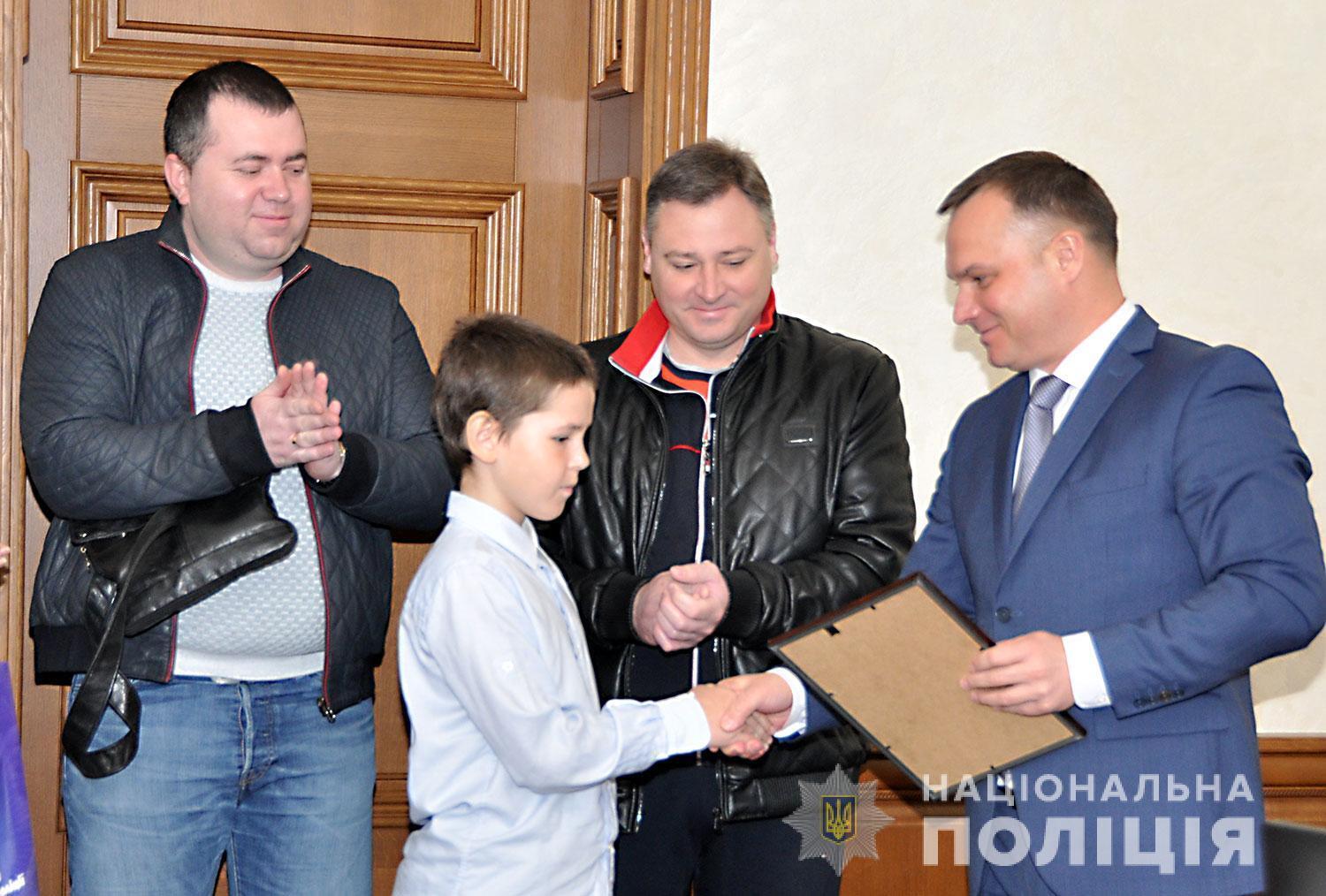 У Полтаві очільник поліції області нагородив 10-річного хлопчика і двох чоловіків за порятунок дитини, яка ледь не потонула у ставку