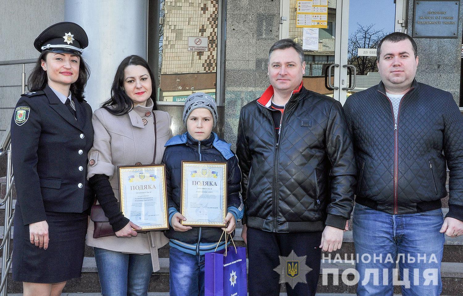 У Полтаві очільник поліції області нагородив 10-річного хлопчика і двох чоловіків за порятунок дитини, яка ледь не потонула у ставку
