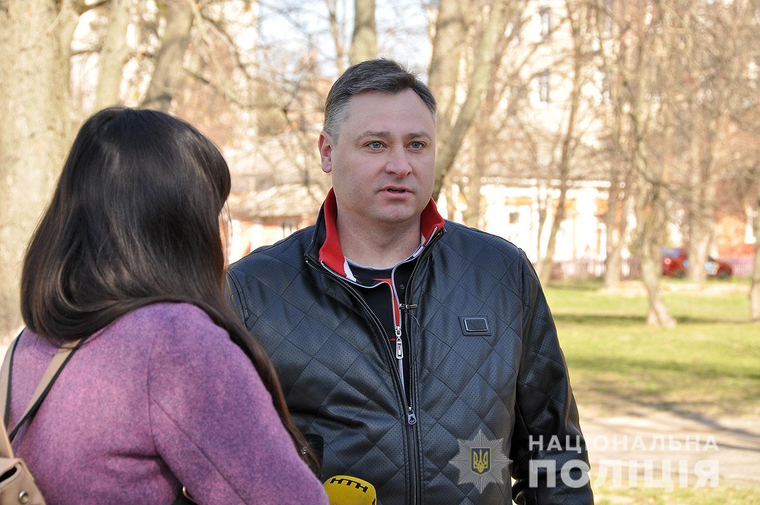 У Полтаві очільник поліції області нагородив 10-річного хлопчика і двох чоловіків за порятунок дитини, яка ледь не потонула у ставку