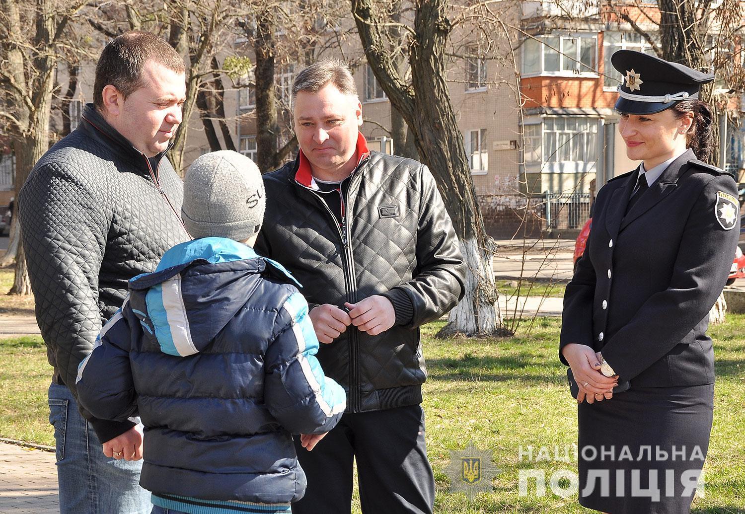 У Полтаві очільник поліції області нагородив 10-річного хлопчика і двох чоловіків за порятунок дитини, яка ледь не потонула у ставку