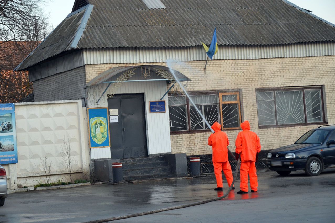 Хмельницька область: надзвичайники продовжують обробляти спецрозчином місцях масового скупчення людей (ВІДЕО)