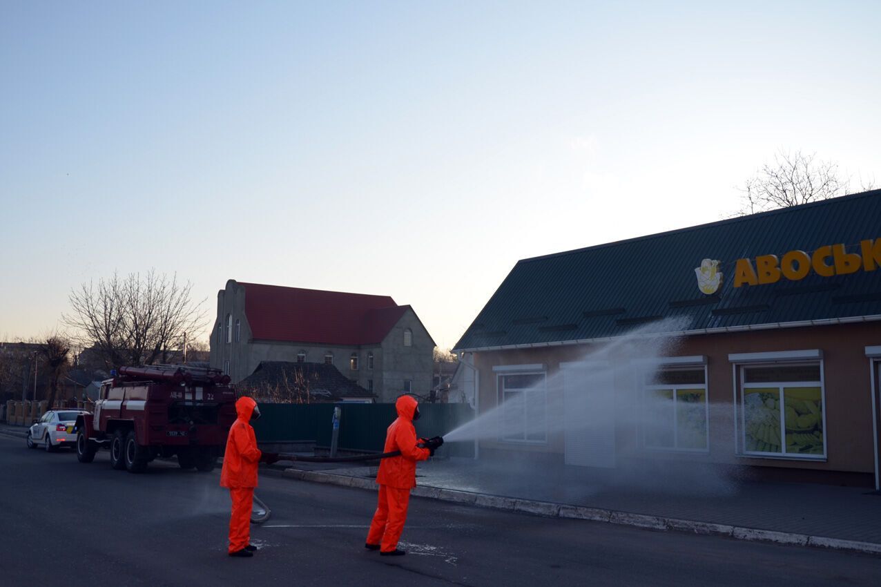Хмельницька область: надзвичайники продовжують обробляти спецрозчином місцях масового скупчення людей (ВІДЕО)