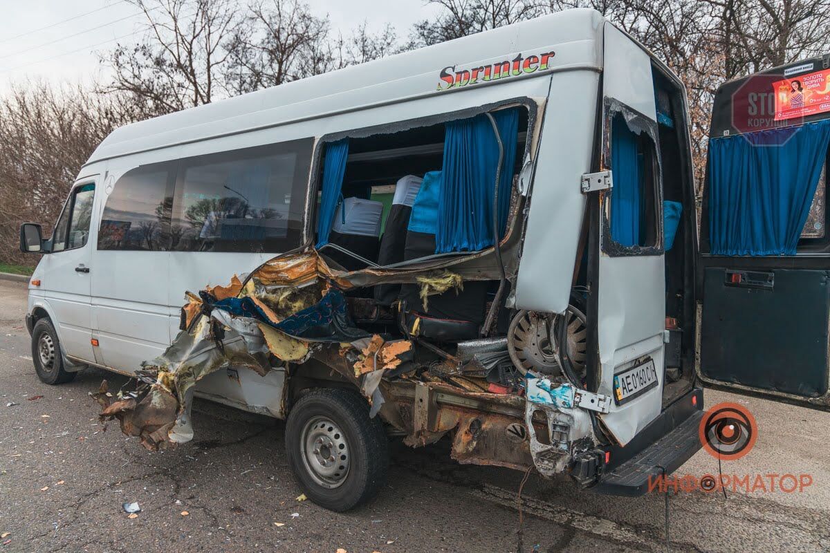 Автокран пробив дві маршрутки і поранив хлопчика у Дніпрі (фото, відео)