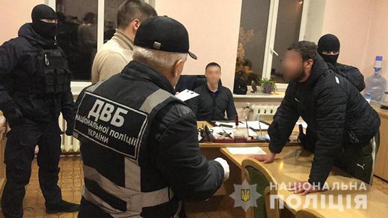 На Дніпропетровщині затримано двох чоловіків за спробу підкупити поліцейських
