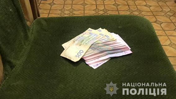 На Дніпропетровщині затримано двох чоловіків за спробу підкупити поліцейських