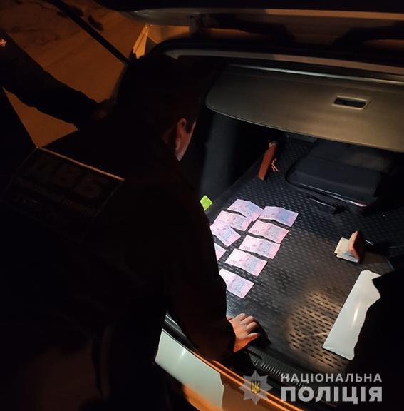 На Донеччині внутрішня безпека поліції викрила посадовця Державного агентства рибного господарства на хабарництві