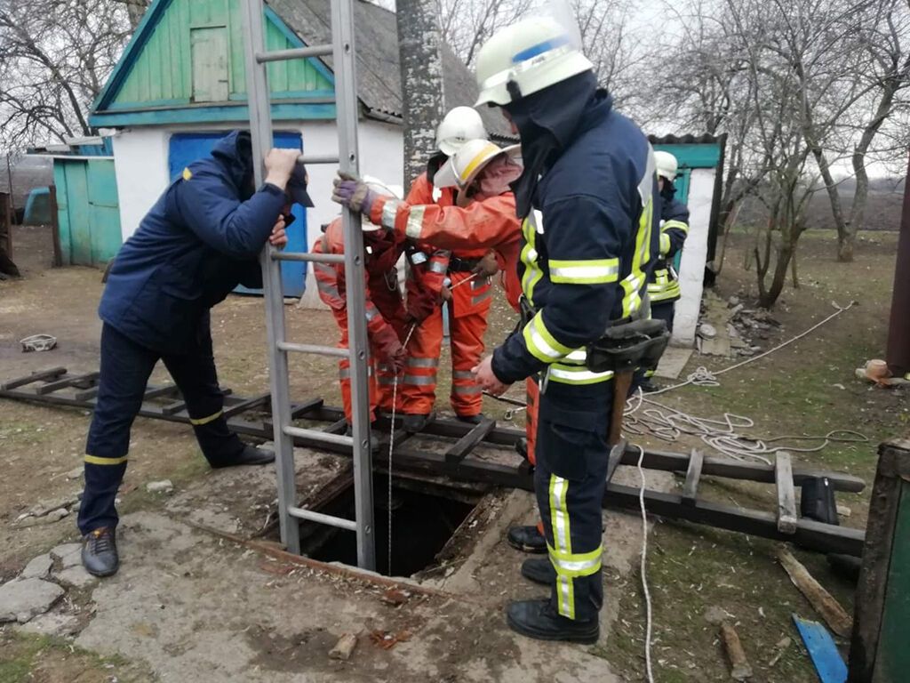 Дніпропетровська область: надзвичайники дістали тіло жінки з колодязя