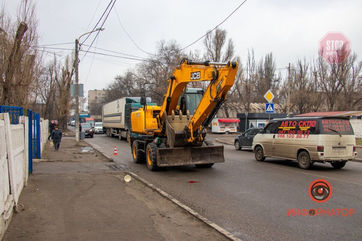 Перебігала не на переході: у Дніпрі екскаватор наїхав на пенсіонерку (фото, відео)