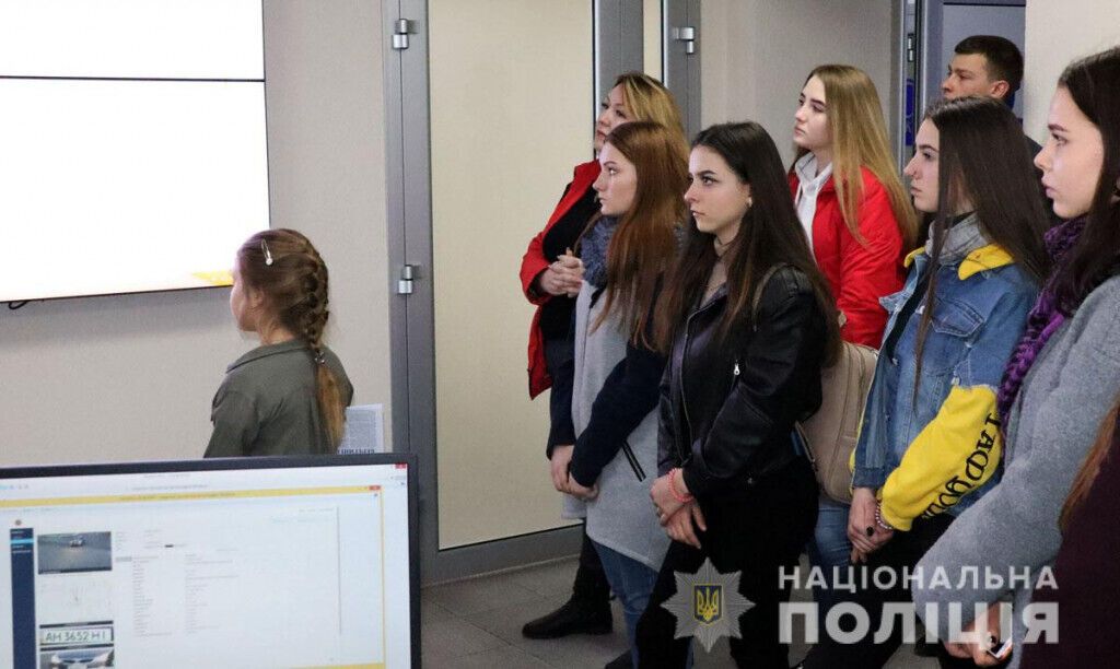 На екскурсію до обласного управління поліції завітали учні волноваської школи