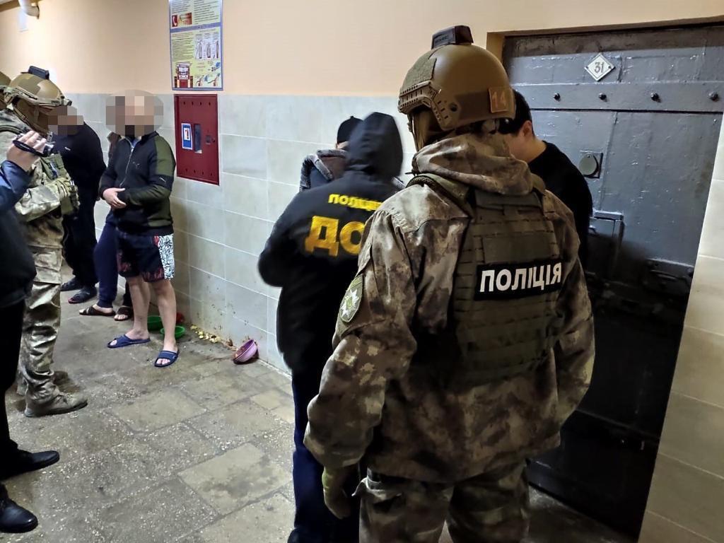 На Сумщині викрили групу телефонних шахраїв, які перебуваючи  в СІЗО, ймовірно, ошукали громадян на понад 300 тис грн (ФОТО)