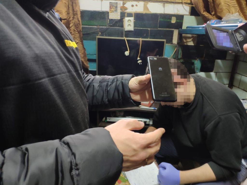 На Сумщині викрили групу телефонних шахраїв, які перебуваючи  в СІЗО, ймовірно, ошукали громадян на понад 300 тис грн (ФОТО)