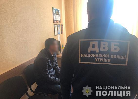 На Херсонщині затримано чоловіка на спробі підкупу посадовця поліції