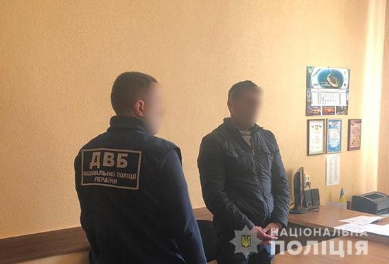 На Херсонщині затримано чоловіка на спробі підкупу посадовця поліції