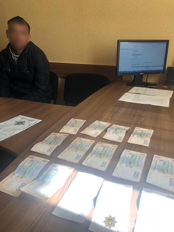 На Херсонщині затримано чоловіка на спробі підкупу посадовця поліції