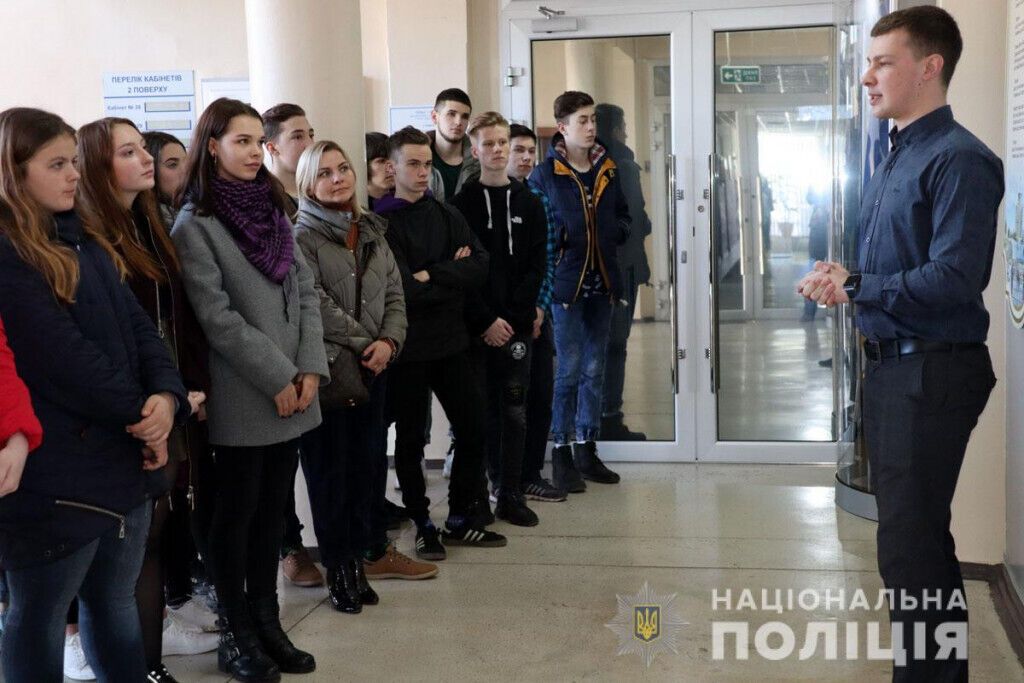 На екскурсію до обласного управління поліції завітали учні волноваської школи