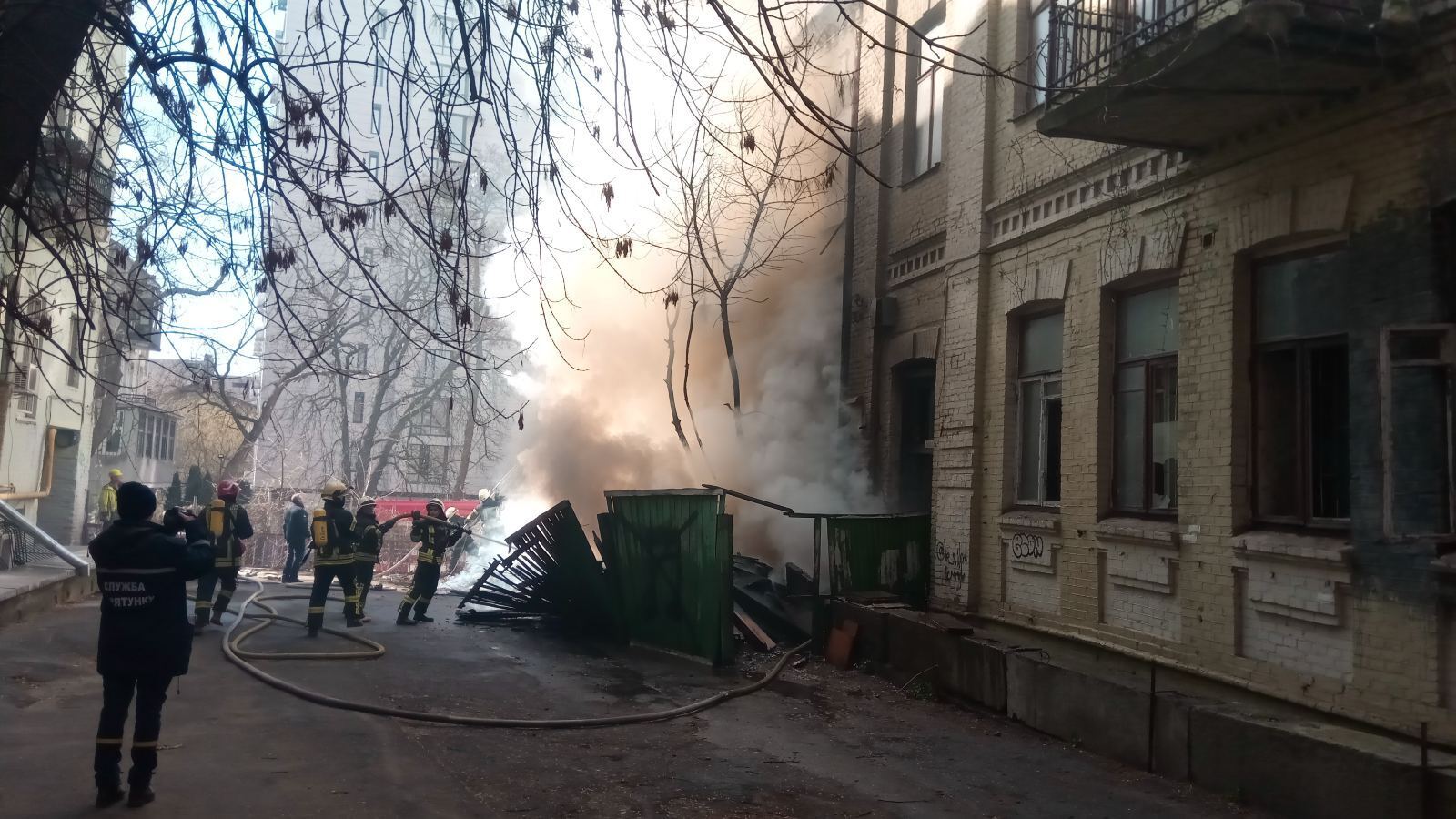 м. Київ: триває ліквідація пожежі у двоповерховій відселеній будівлі