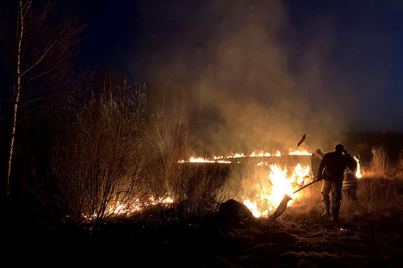Хмельниччина: силами вогнеборців ліквідовано пожежу сухої трави на відкритій місцевості на площі 1,8 га