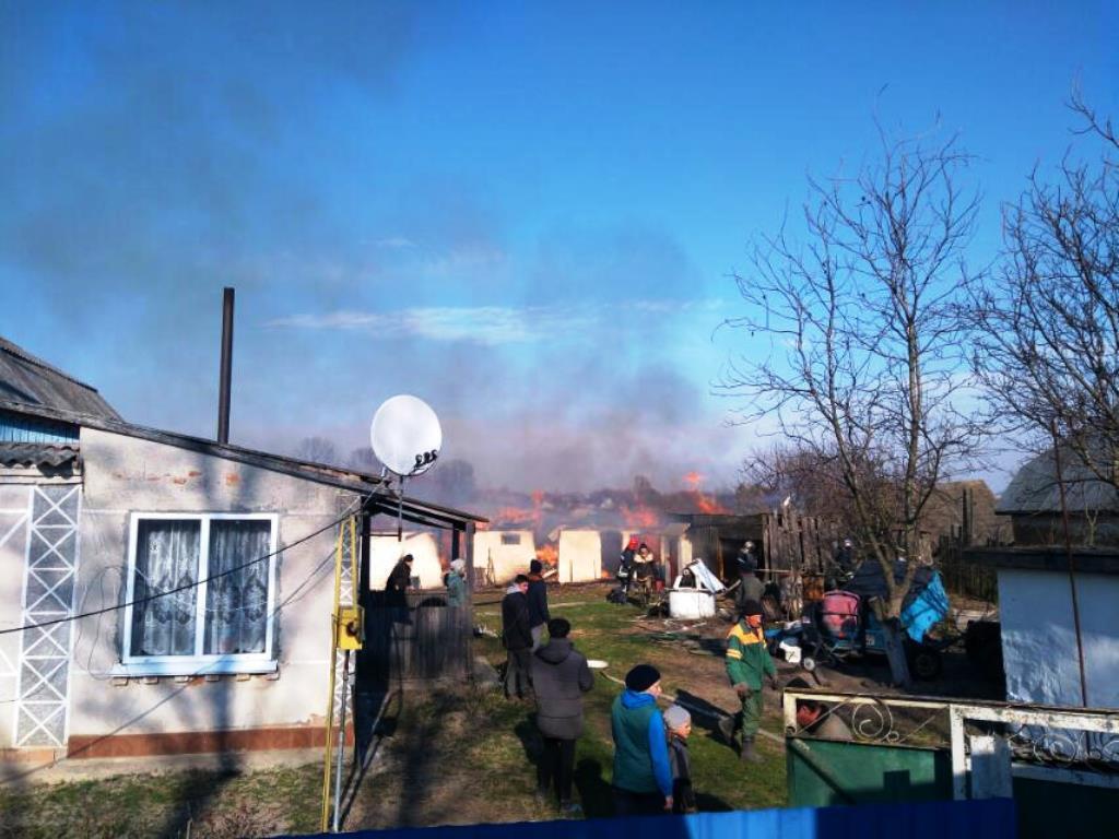 Житомирська область: згоріло 2 оселі, вогонь з яких перекинувся на господарчі будівлі