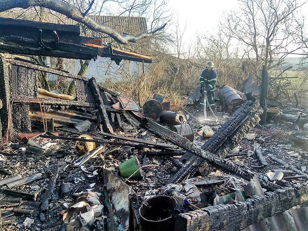 Миколаївська область: вогнеборці ліквідували пожежу на території приватного домоволодіння