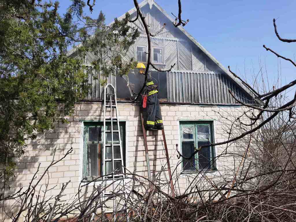 Херсонська область: олешківські рятувальники гасили будинок де під час пожежі постраждала жінка