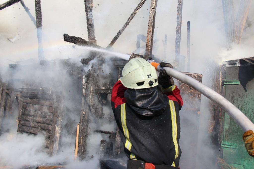 м. Київ: рятувальники ліквідували пожежу в будівлі на Трухановому острові