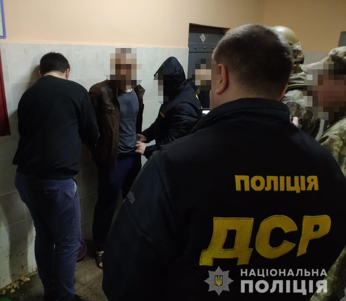 На Сумщині поліція викрила злочинну групу шахраїв, як із СІЗО ошукували громадян