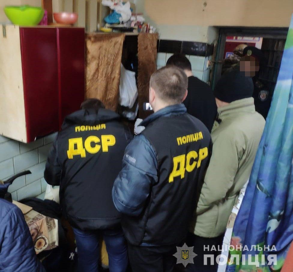 На Сумщині поліція викрила злочинну групу шахраїв, як із СІЗО ошукували громадян