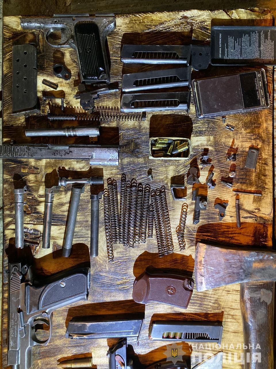 Поліція Київщини у столиці затримала чоловіка за зберігання зброї