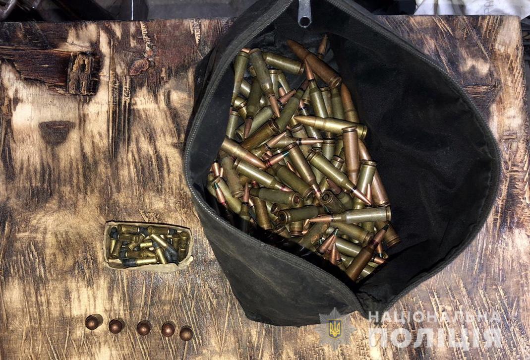 Поліція Київщини у столиці затримала чоловіка за зберігання зброї