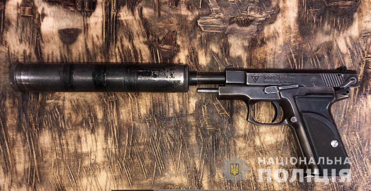 Поліція Київщини у столиці затримала чоловіка за зберігання зброї
