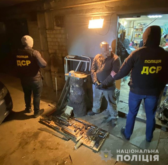 Поліція Київщини у столиці затримала чоловіка за зберігання зброї