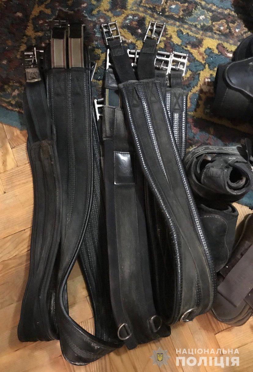 На Київщині поліція затримала зловмисників за крадіжку амуніції для кінного спорту, вартістю понад 10 тисяч доларів