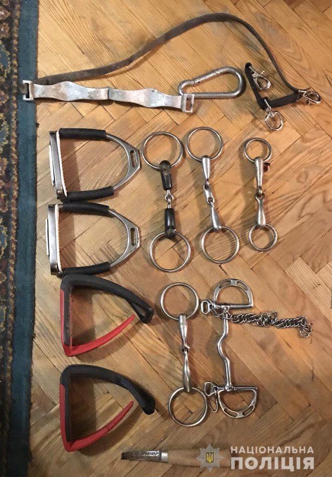 На Київщині поліція затримала зловмисників за крадіжку амуніції для кінного спорту, вартістю понад 10 тисяч доларів