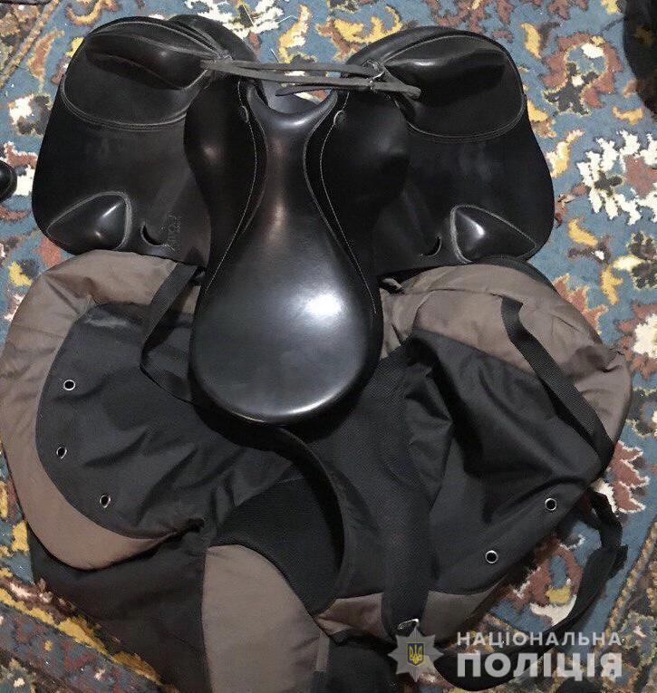 На Київщині поліція затримала зловмисників за крадіжку амуніції для кінного спорту, вартістю понад 10 тисяч доларів