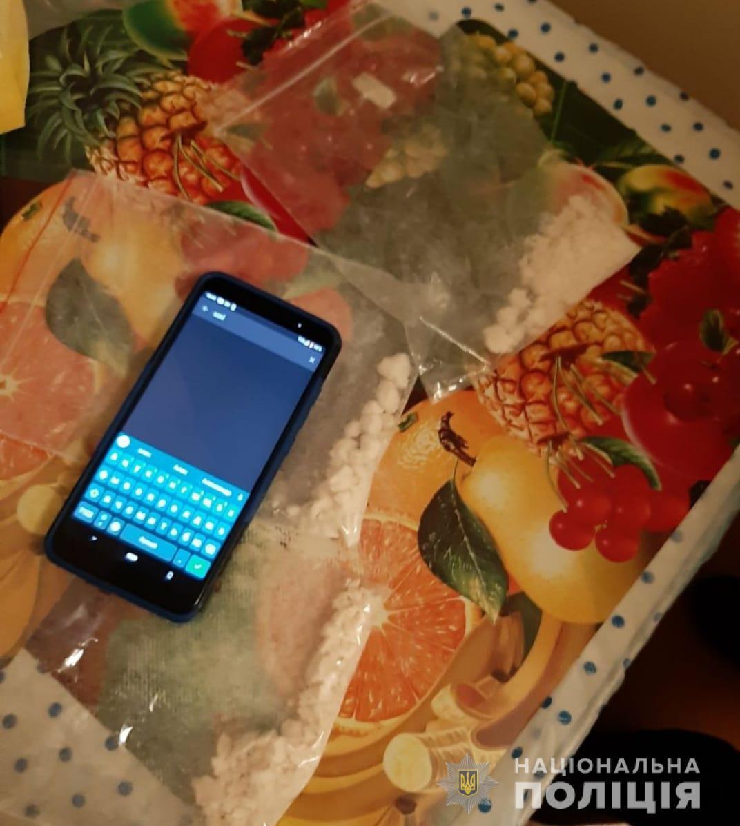 Поліція Київщини повідомила про підозру молодику за виготовлення та збут психотропних речовин