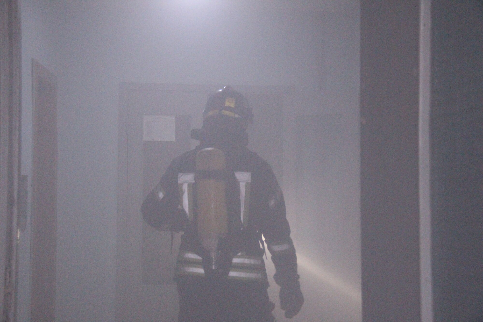 Київ: вогнеборці загасили пожежу в житловому будинку