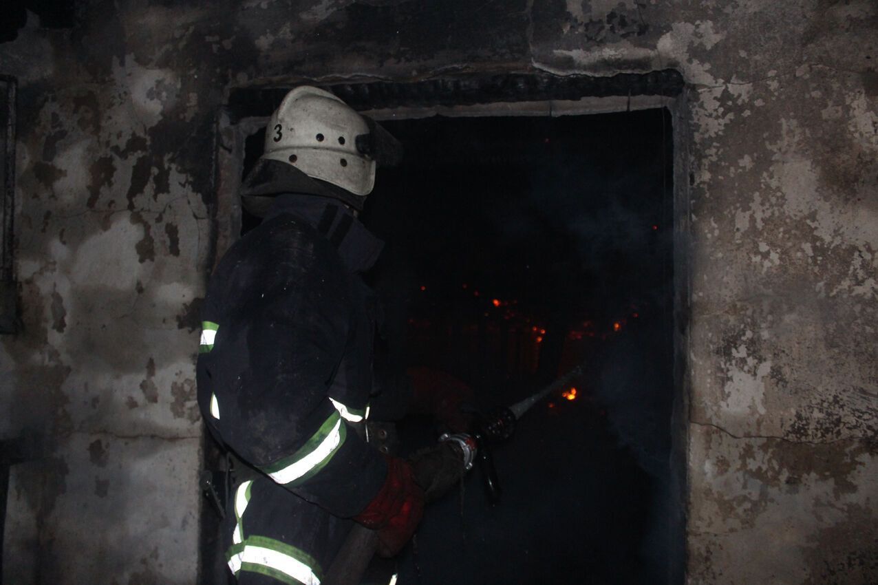 На Хмельниччині рятувальники приборкали масштабну пожежу недіючої господарчої споруди, що виникла через спалювання сухої трави (ВІДЕО)