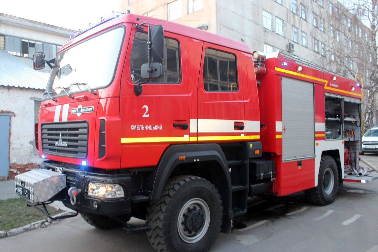 м. Хмельницький: вогнеборці врятували від знищення вогнем складське приміщення матеріалів з деревини площею 1000 кв.м (ВІДЕО)