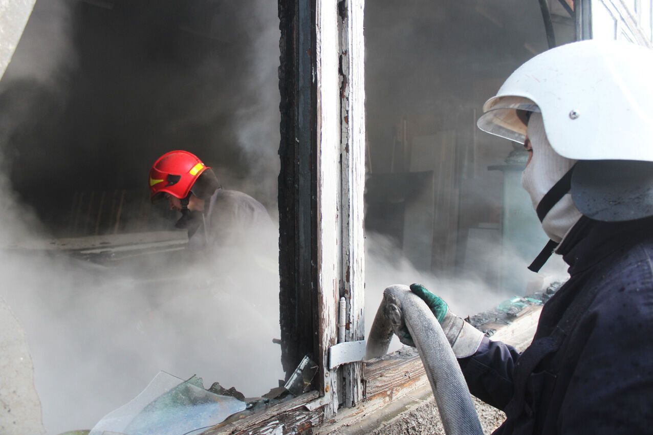 м. Хмельницький: вогнеборці врятували від знищення вогнем складське приміщення матеріалів з деревини площею 1000 кв.м (ВІДЕО)