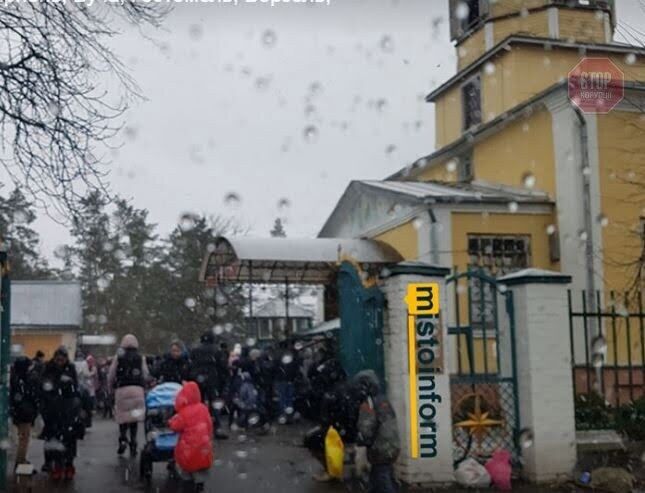 На Київщині незважаючи на карантин десятки людей прийшли у церкву на службу (фото)