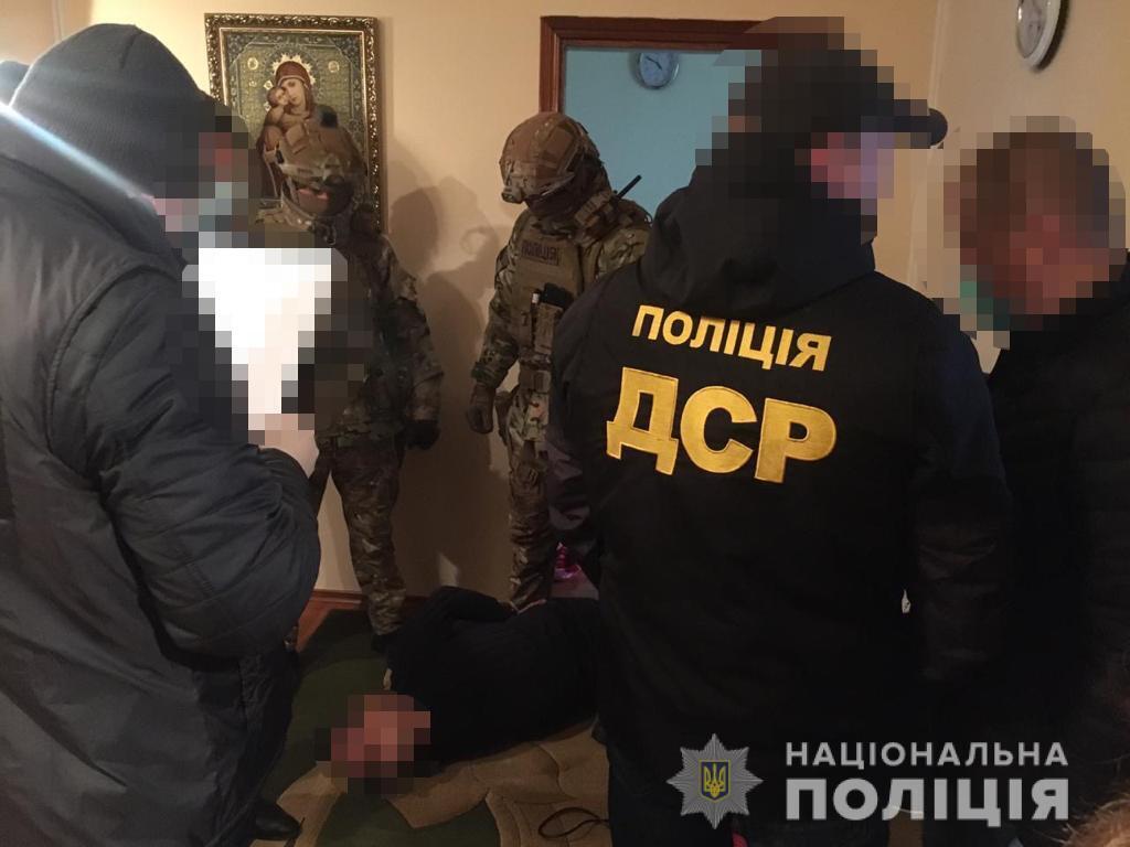 У Хмельницькому поліція затримала злочинну групу за вимагання з підприємців понад пів мільйона гривень «боргу»