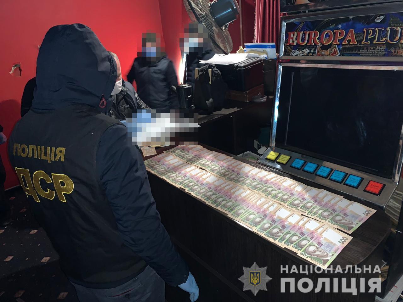 У Хмельницькому поліція затримала злочинну групу за вимагання з підприємців понад пів мільйона гривень «боргу»
