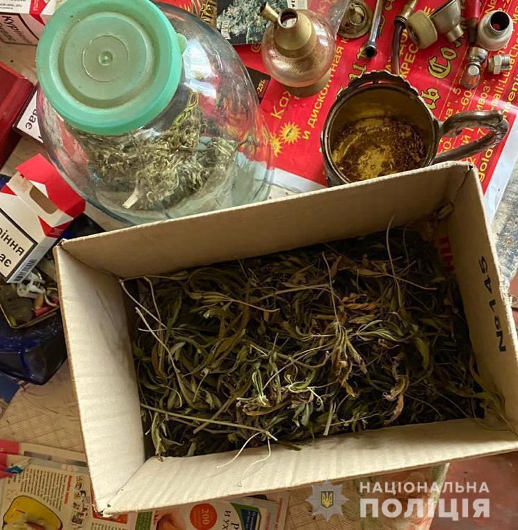 Лиманські поліцейські викрили жителя району у незаконному зберіганні наркотиків та вибухових речовин