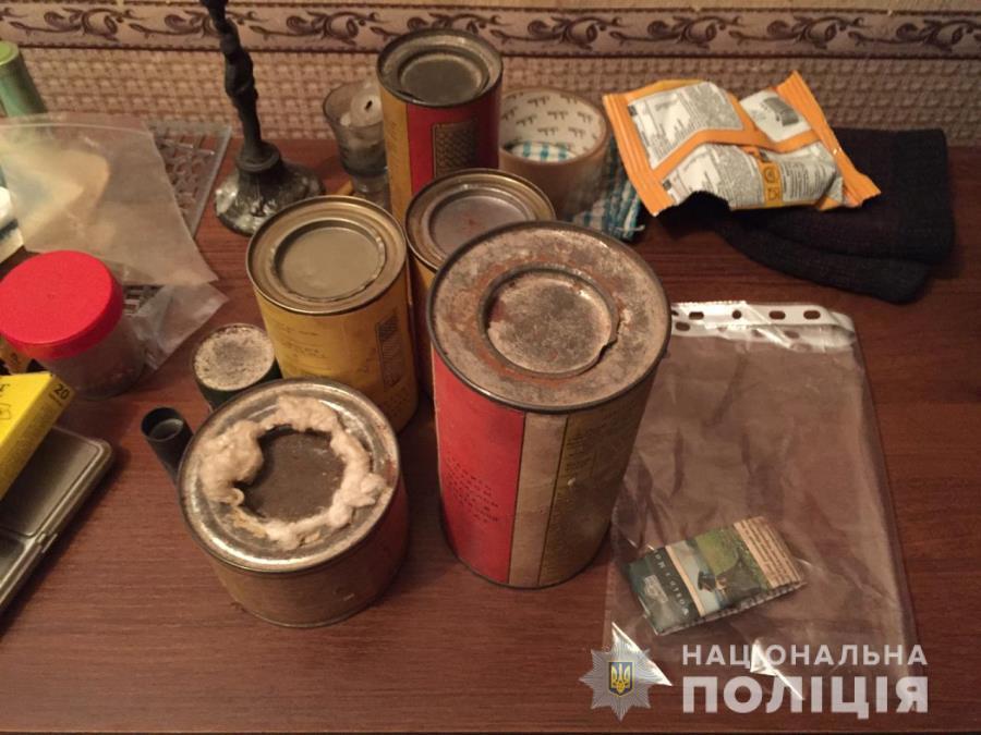 Лиманські поліцейські викрили жителя району у незаконному зберіганні наркотиків та вибухових речовин