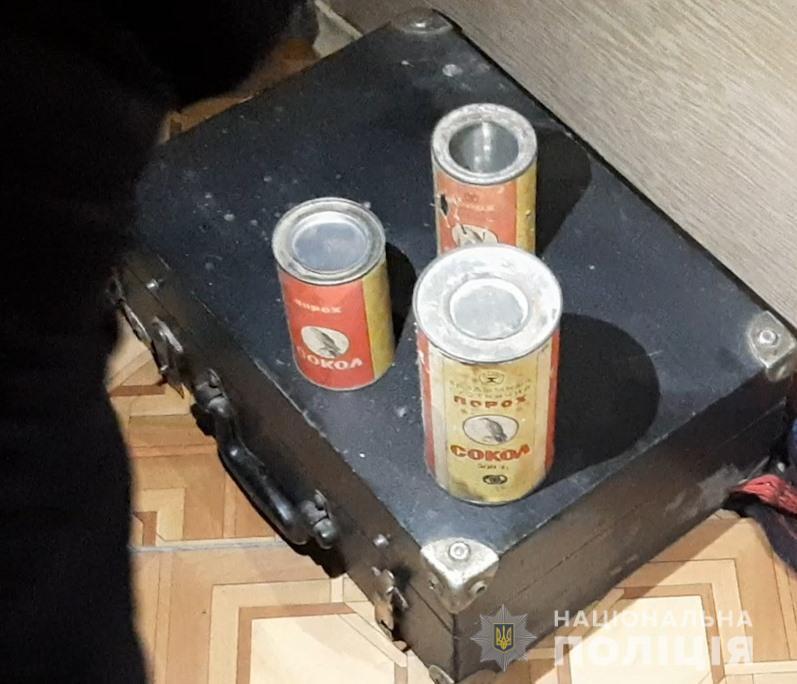 Лиманські поліцейські викрили жителя району у незаконному зберіганні наркотиків та вибухових речовин