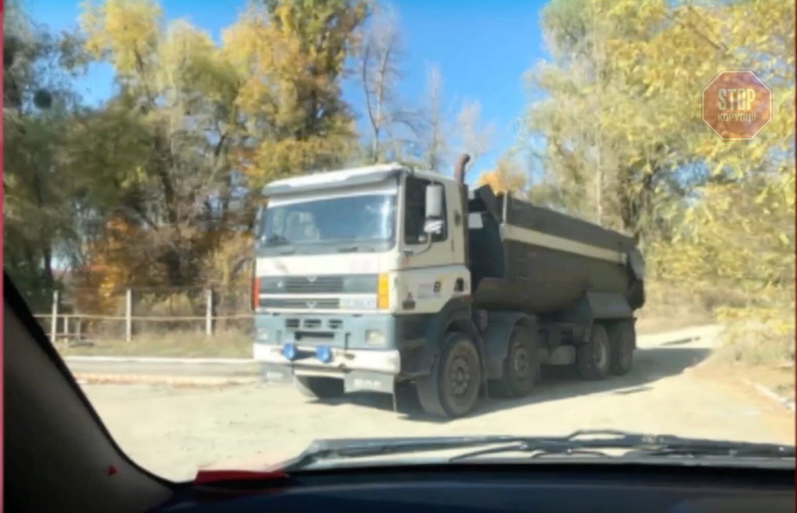  Вантажівки з піском