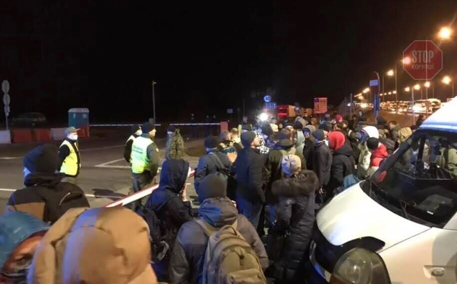 На кордонах величезні черги: за місце в авто люди просять 100 $ (фото)