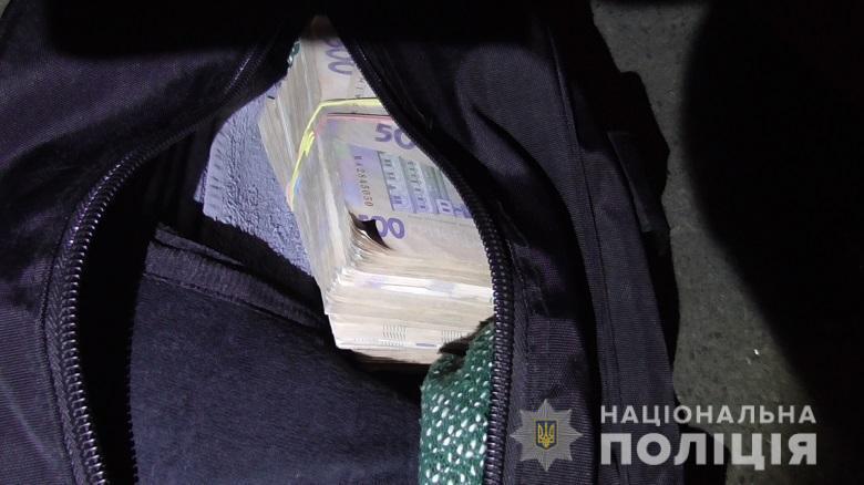 Столичні поліцейські затримали двох чоловіків, які викрали близько 700 тисяч гривень з поштового відділення